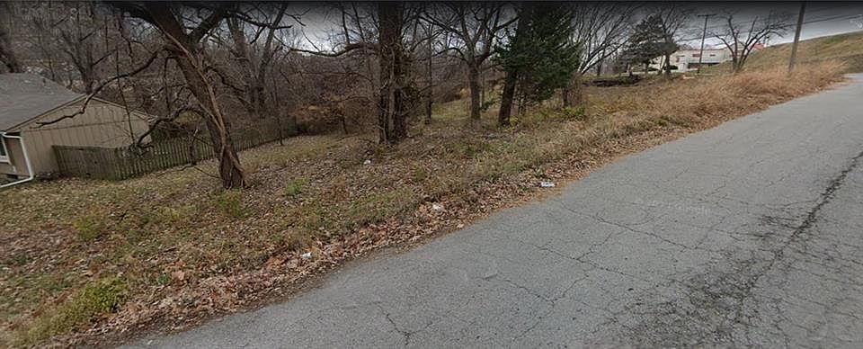 2nd image of 600 S Crisp Ave