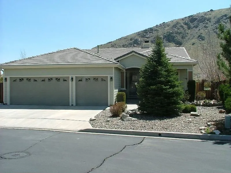 377 Sussex Pl photo 1