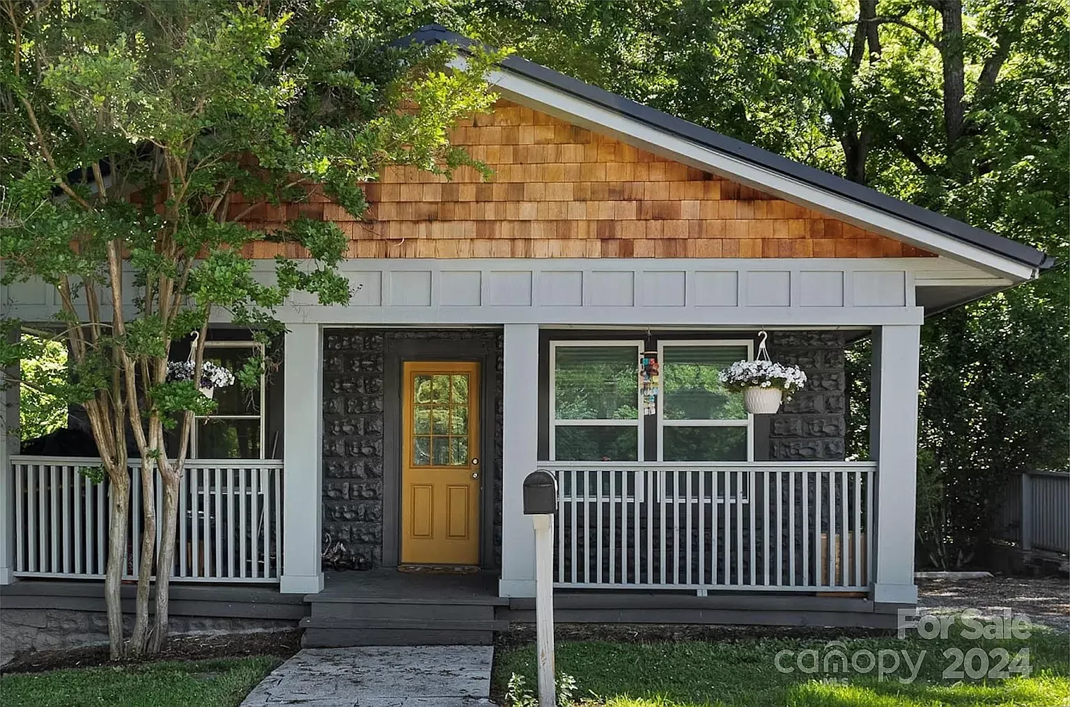 2 bed, 700 sqft, $2,200 — Photo 1