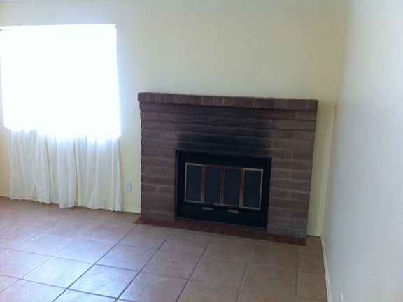 living room w/ fireplace