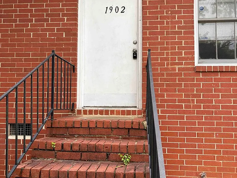 1900 Lyle Dr — Photo 2