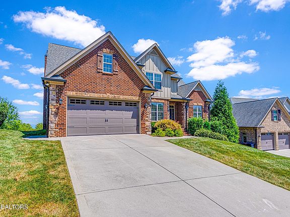 2nd image of 644 Blowing Rock Ln