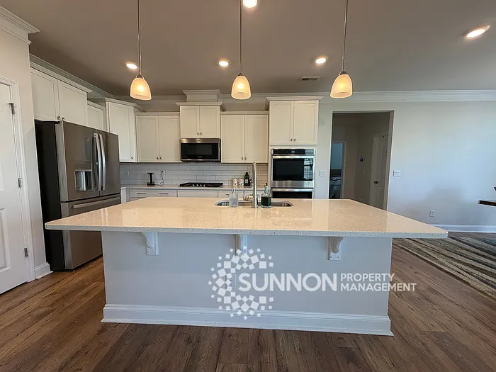 5 bed, 4.5 bath, 3740 sqft, $2,995 — Photo 3