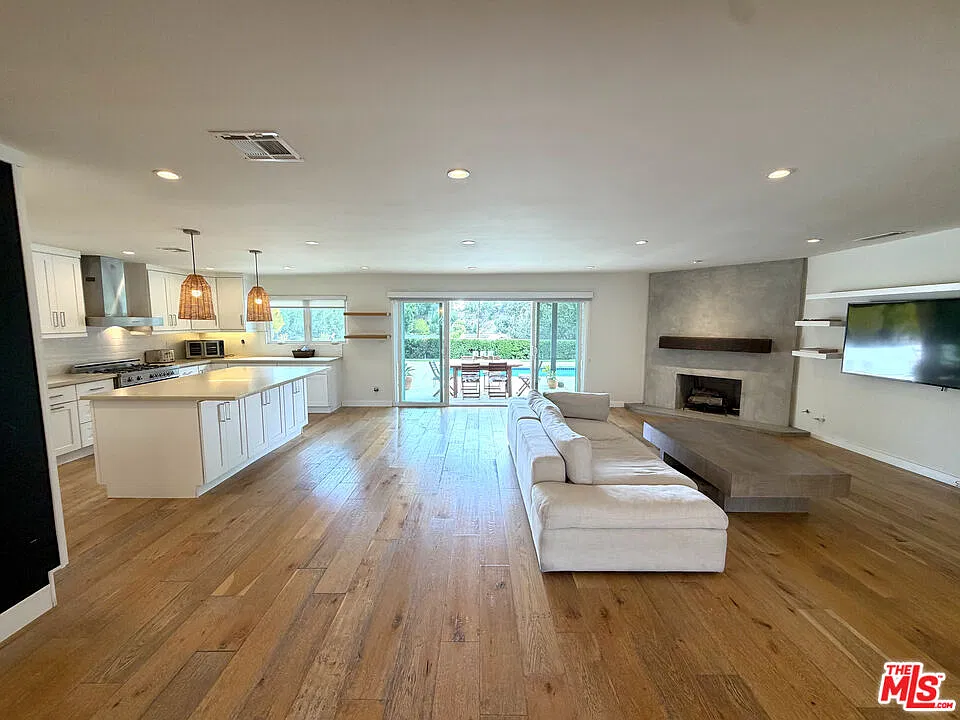 3 bed, 3.0 bath, 1690 sqft, $5,900 — Photo 3