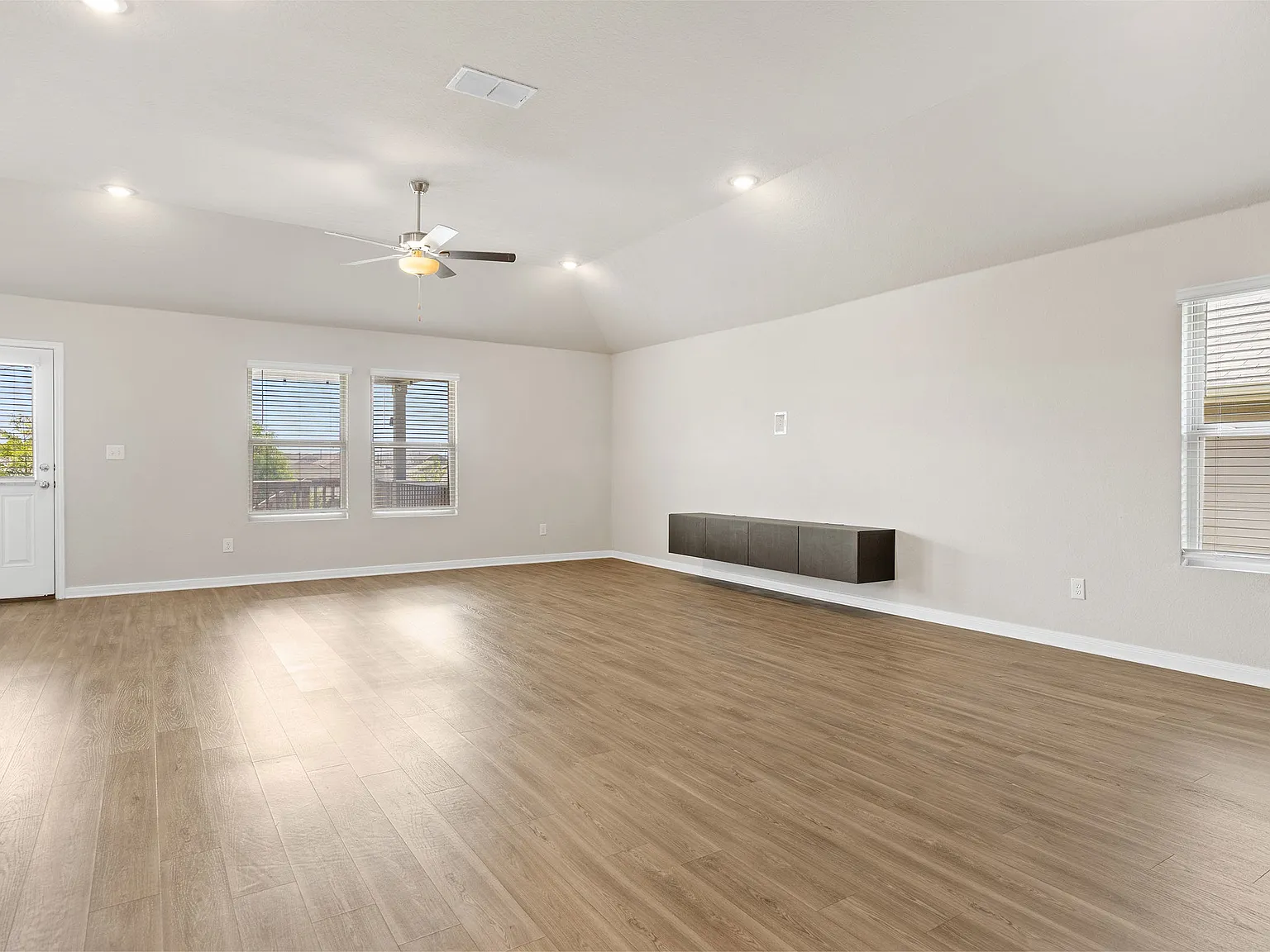 3 bed, 1922 sqft, $1,900 — Photo 4