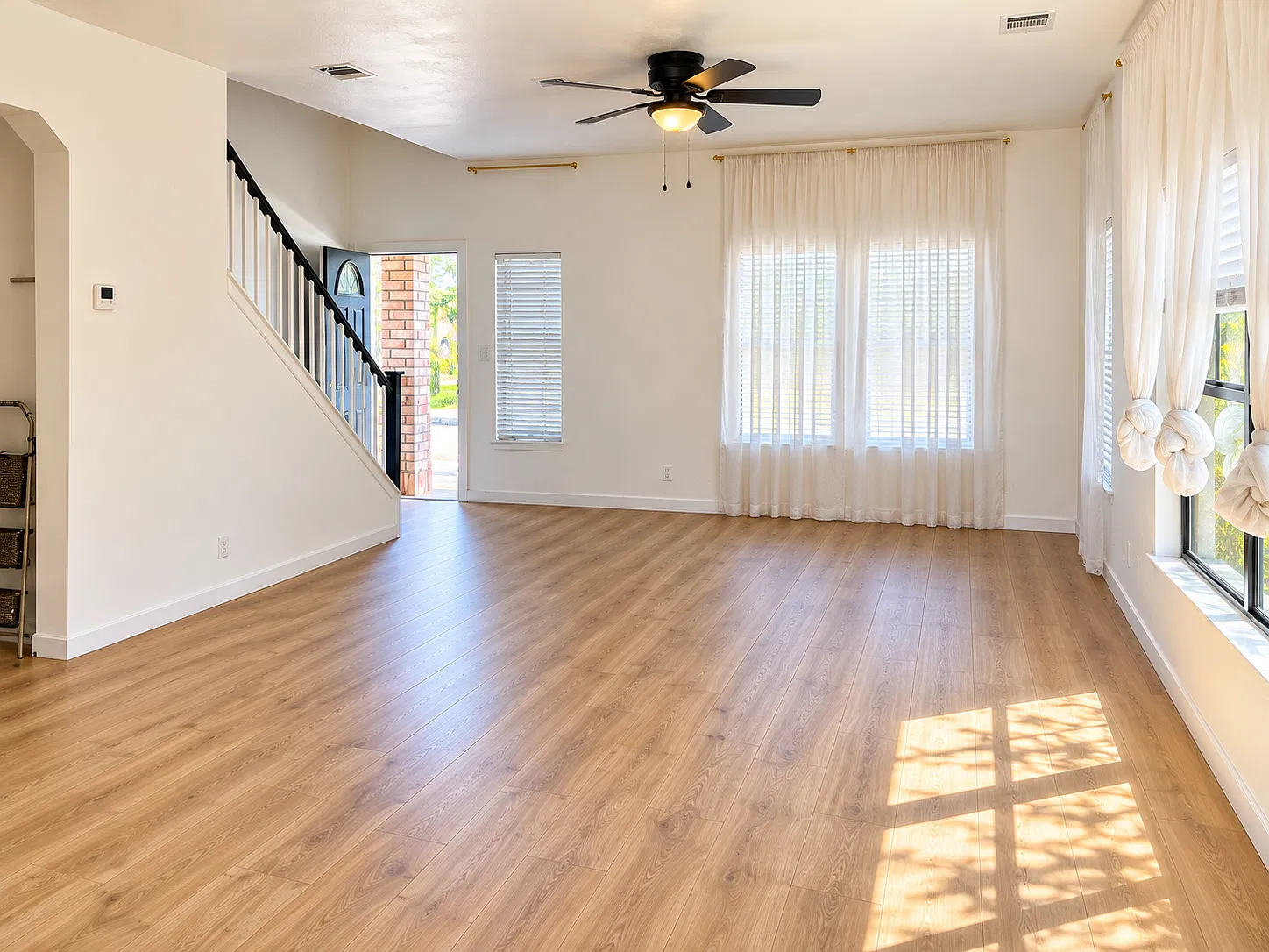 3 bed, 2.5 bath, 2214 sqft, $2,200 — Photo 3