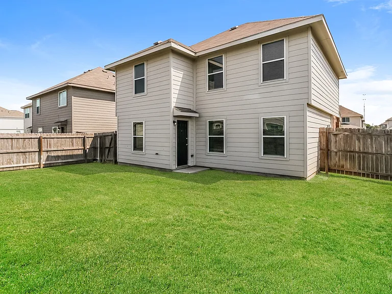 1004 Marquis Dr — Photo 5