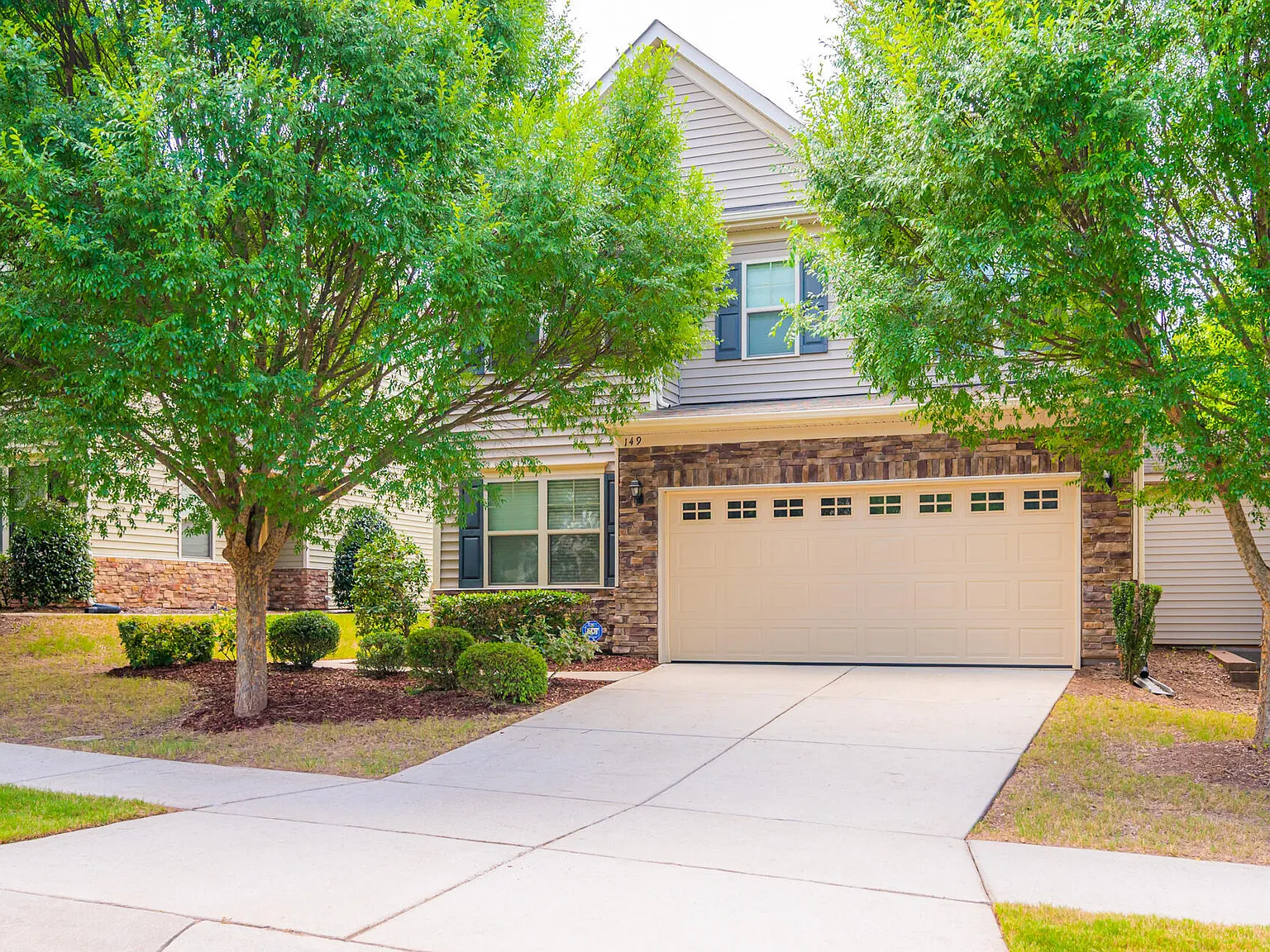 3 bed, 2.5 bath, 2058 sqft, $2,150 — Photo 1