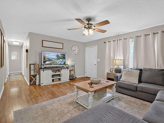 5th image of 395 College St