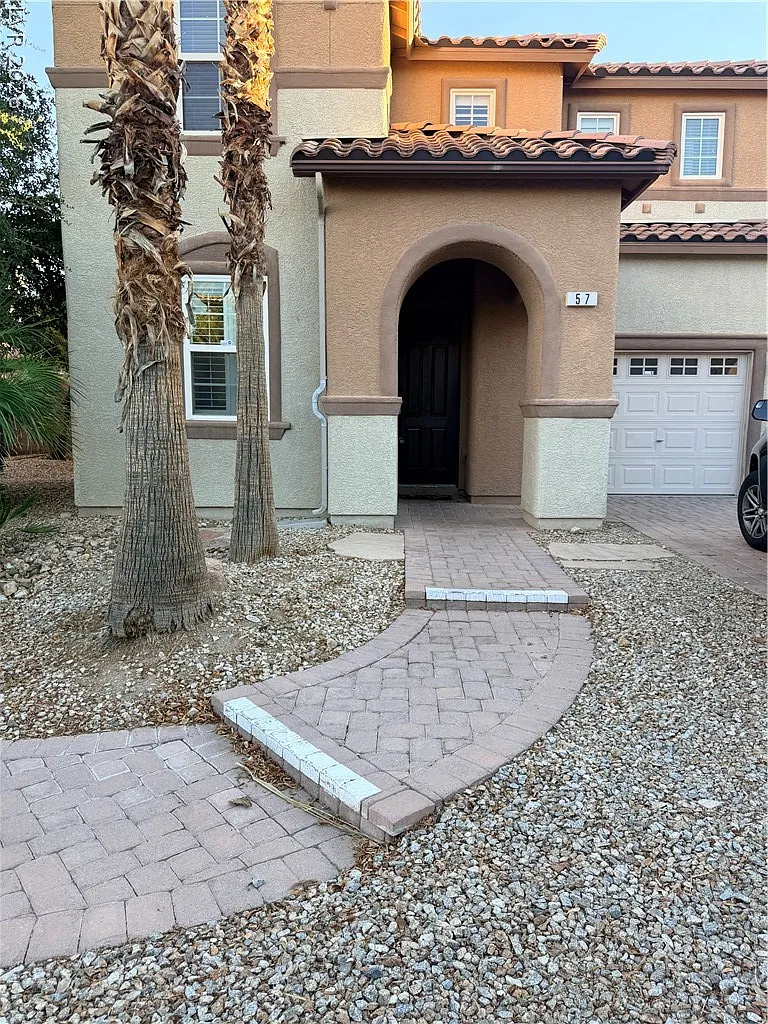 3 bed, 2.5 bath, 1599 sqft, $2,000 — Photo 2