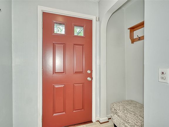 2nd image of 606 Bay Rd