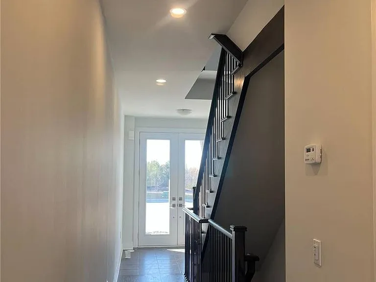 563 New England Ct W — Photo 22
