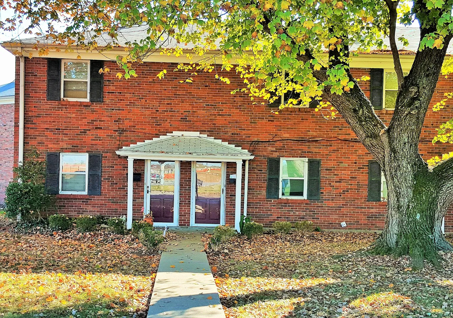 Fantastic 2 Bedrooms, 1.5 Baths, Townhouse, Close to St. Matthews and Bowman Field! — Photo 2