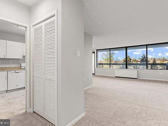 5th image of 3701 S George Mason Dr Unit 313N