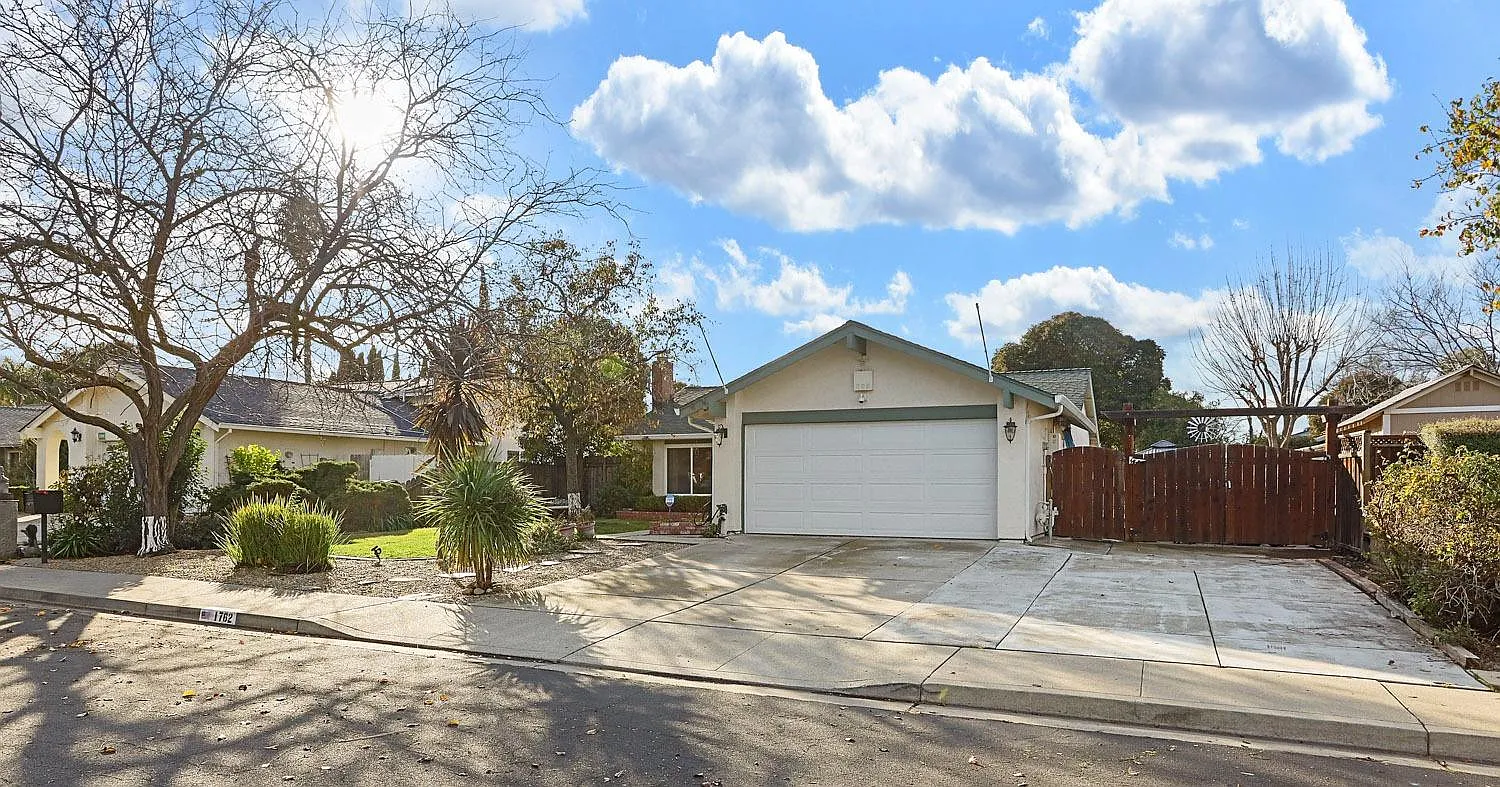 1762 Honeysuckle Rd photo 1