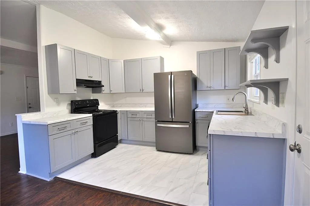 3 bed, 1.5 bath, 1306 sqft, $1,924 — Photo 4