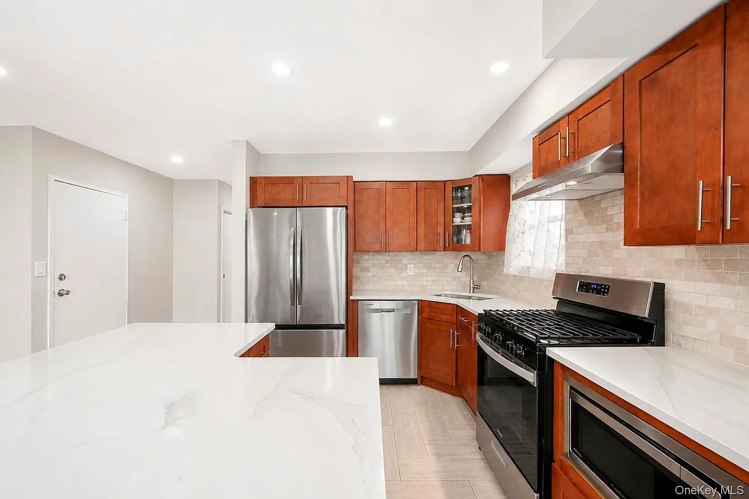 2 bed, 1.0 bath, 2836 sqft, $3,000 — Photo 3
