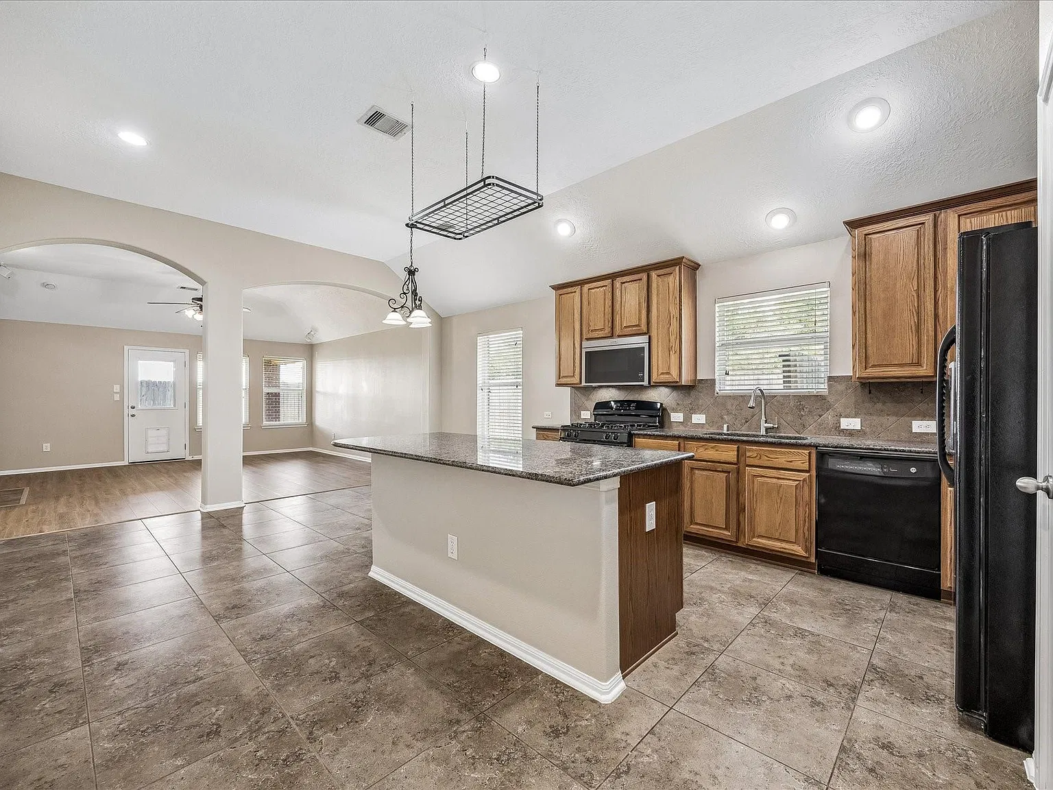 3 bed, 2.0 bath, 1732 sqft, $2,300 — Photo 4