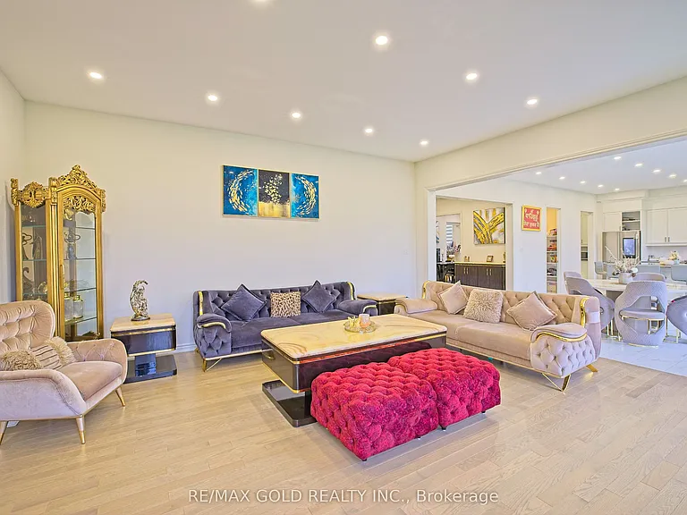 19 Marigold Blvd — Photo 23