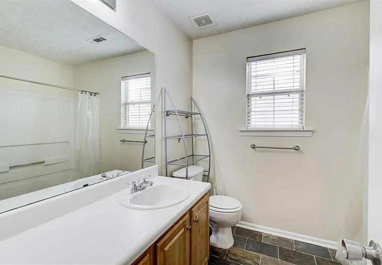 1204 Gates Cir SE — Photo 21