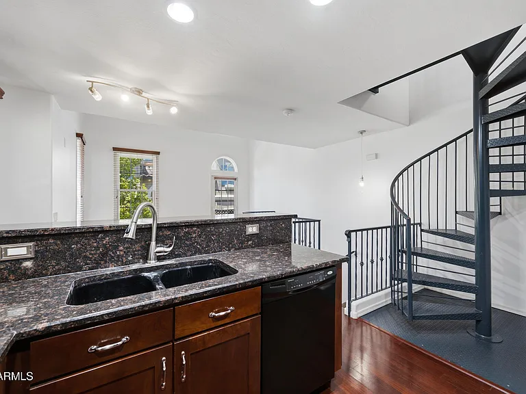 5724 S 21st Pl — Photo 9
