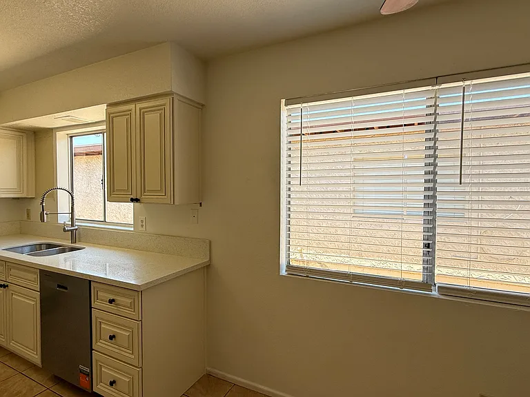 725 N Arrowhead Dr #3 — Photo 9