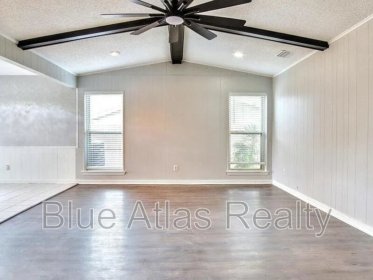 2935 Potomac Ave — Photo 3