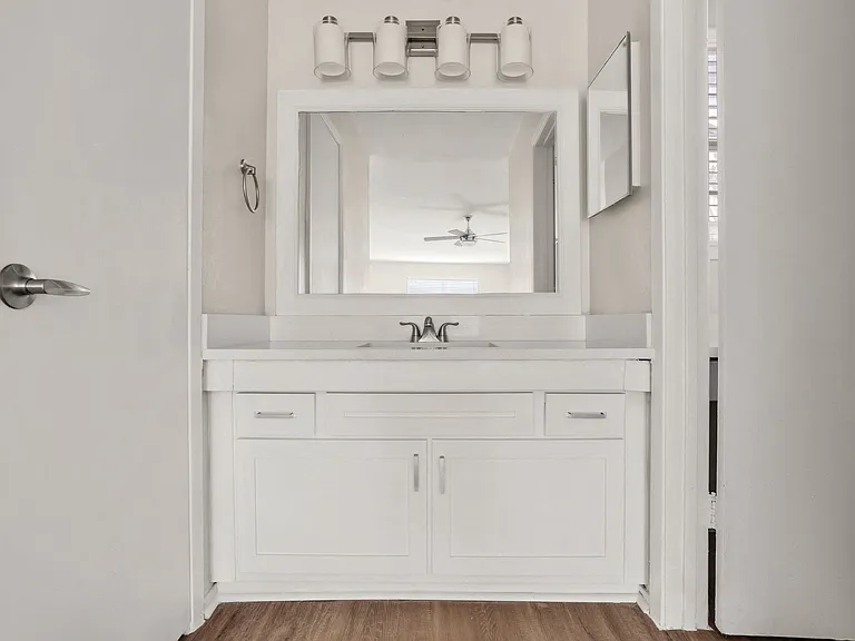 Chevy Chase Apartments — Photo 11