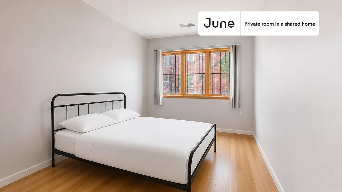 Queen bedroom in 4 bed/2.5 bath home in Chinatown #1632 A — Photo 1