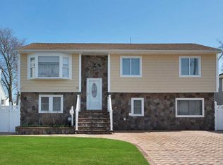 25 E Hollywood Ave, Lindenhurst, NY 11757
