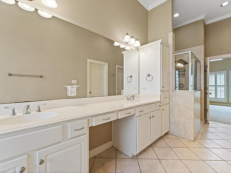 906 Reinicke St — Photo 22
