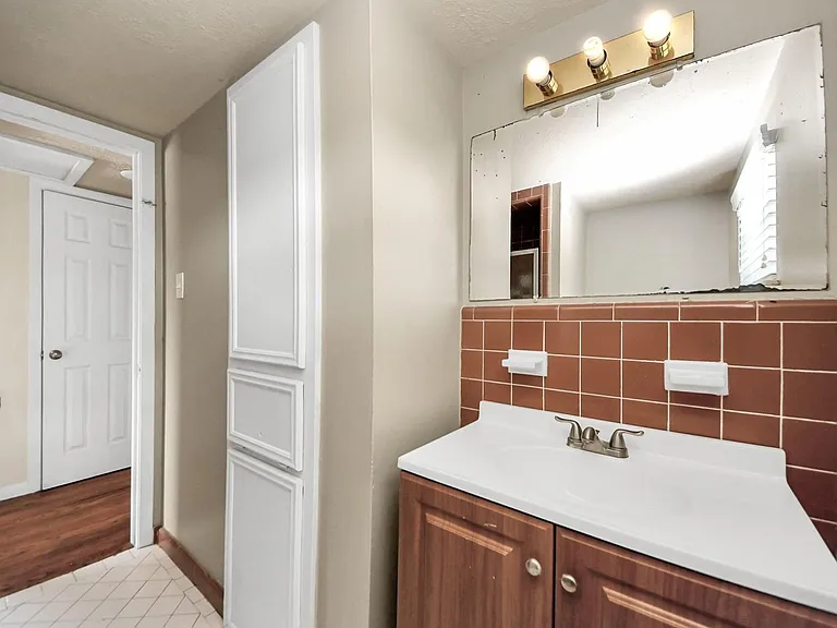2513 Leslie St — Photo 3