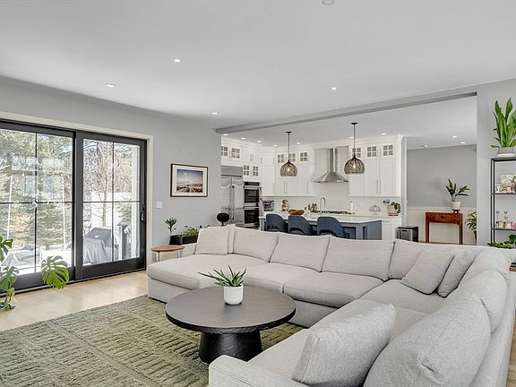 5th image of 32 Lantern Ln