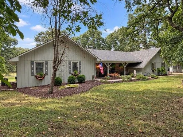 13 Esther Rd, Fairfield, IL 62837
