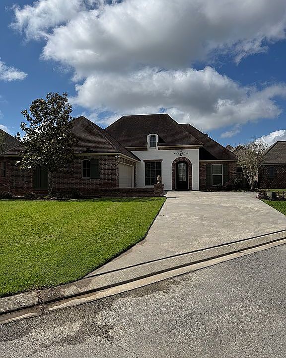 1st image of 400 La Villa Cir