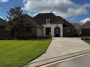400 La Villa Cir, Youngsville, LA 70592