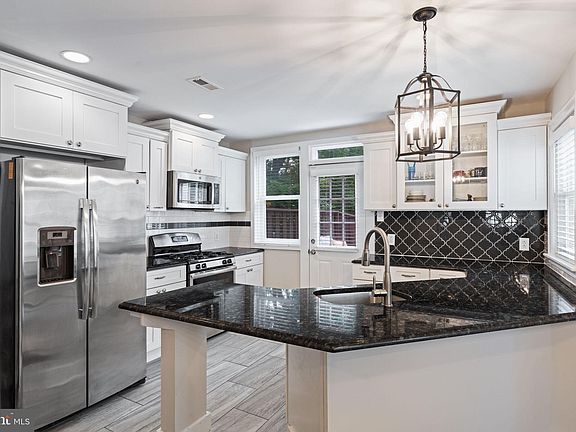3rd image of 632 E Allens Ln