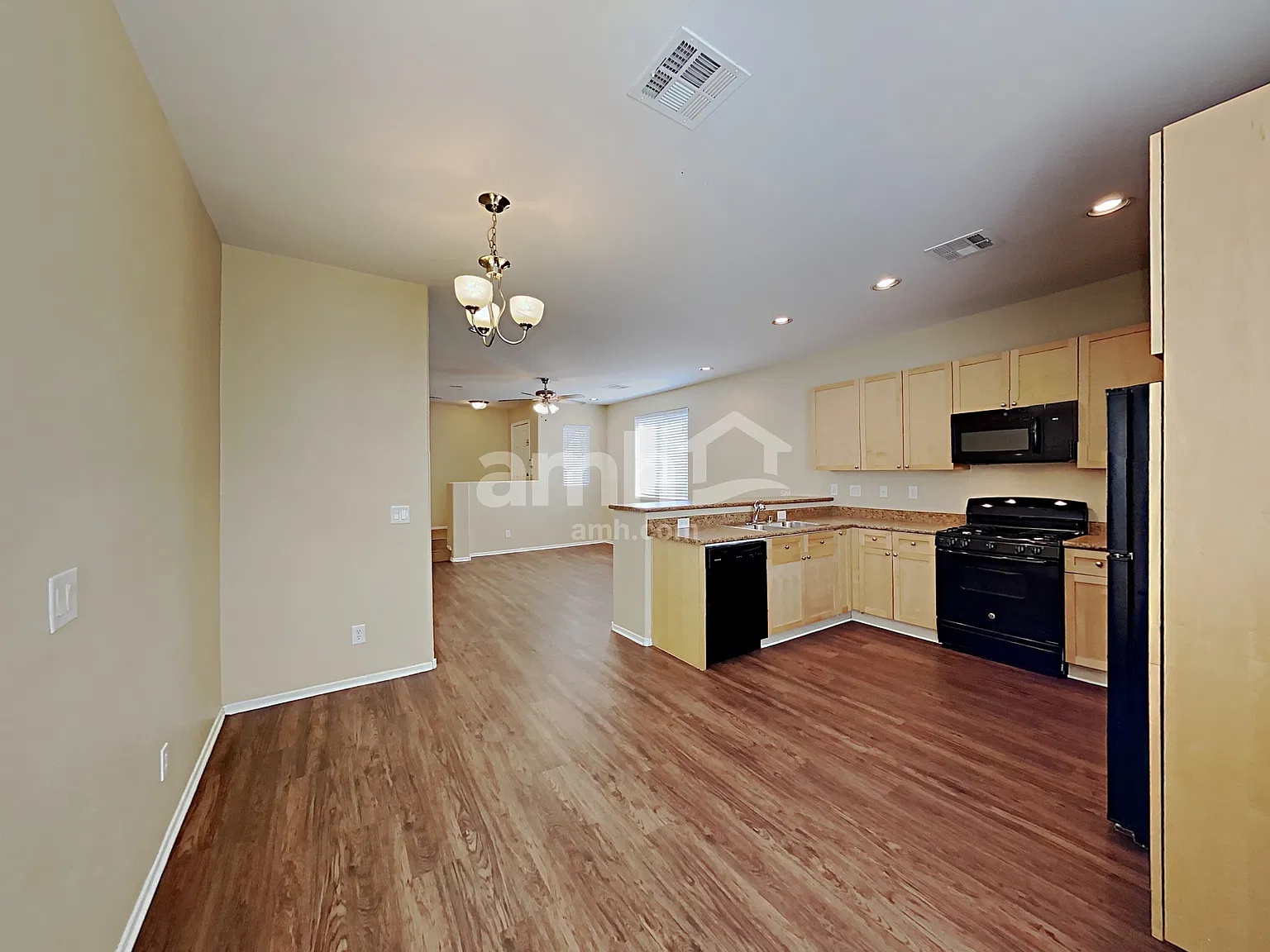 3 bed, 2.5 bath, 1724 sqft, $2,160 — Photo 4