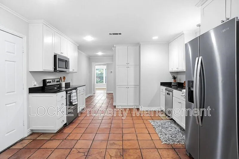 5 bed, 3.0 bath, 2800 sqft, $2,995 — Photo 4