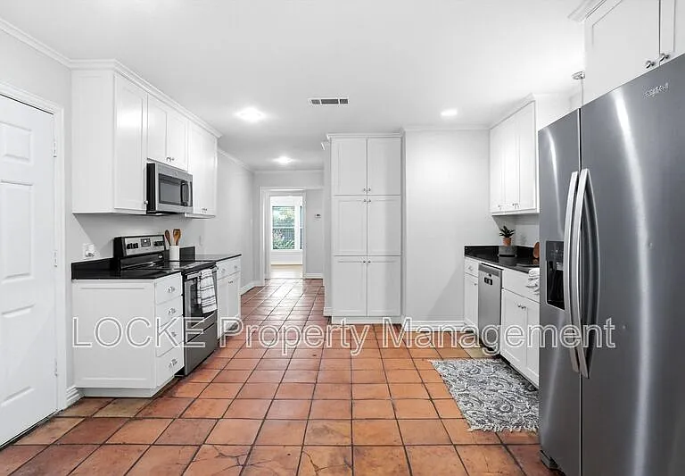 3528 Rogers Ave — Photo 4