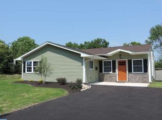 22 Tall Pine Ln, Levittown, PA