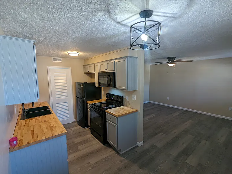 Colonial Heights Apartments — Photo 18
