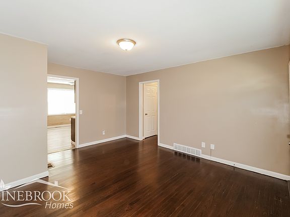 4th image of 715 N Sunset Dr
