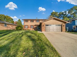 1011 Iroquois Dr, Elgin, IL 60120