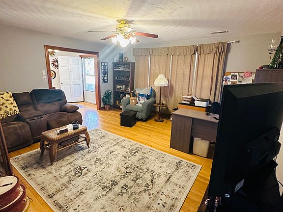 4th image of 722 Gaston Drive