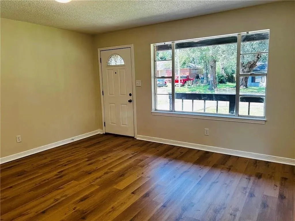 3 bed, 1.0 bath, 1269 sqft, $1,400 — Photo 2