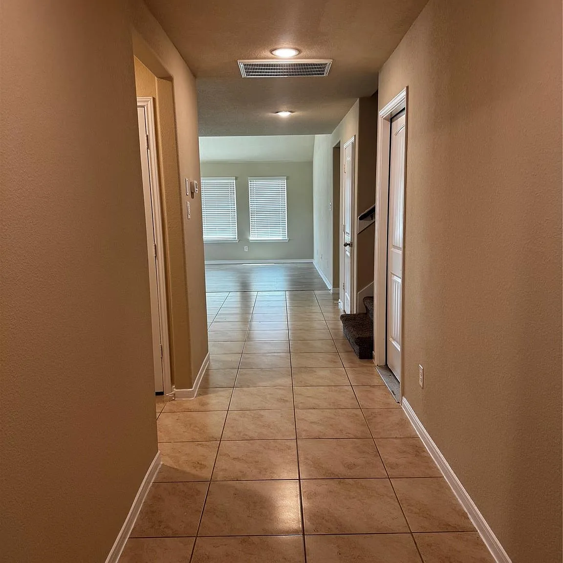 5 bed, 3.0 bath, 2705 sqft, $2,600 — Photo 3