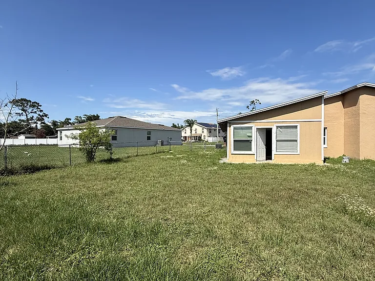752 Lucaya Dr — Photo 6