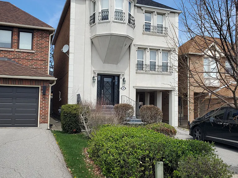 44 Roxborough Ln — Photo 1