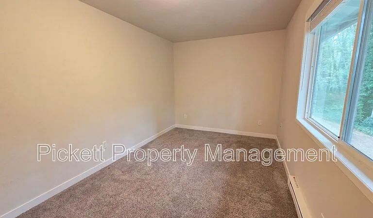 354 NW Edvard St #E — Photo 16